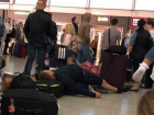 «Это катастрофа»: 120 пассажиров AirMoldova с детьми спали на полу лондонского аэропорта