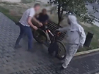Появилось видео наглого грабежа на Ботанике - преступник силой отобрал велосипед у владельца