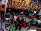 Молодой человек ограбил магазин инструментов в столице и попал на видео