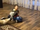 Когда папа задерживается на работе: Игорь Додон опубликовал трогательное видео с сыном и щенками 