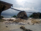Зрелищное падение железнодорожного моста из-за удара стихии в Брашове сняли на видео