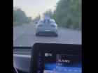 Неизвестное живое тело проехало на капоте «Мерса» на скорости 90 км/ч