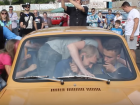 Рекорд вместимости "Запорожца" сняли на видео: в "горбатое" авто затолкали 17 человек