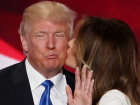 Неуклюжие попытки Трампа "овладеть рукой" жены высмеяли американцы