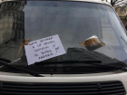 «Детская неожиданность» - в Кишиневе автохаму прикрепили к лобовому стеклу использованный подгузник