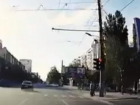 В Кишиневе сорвиголова на BMW промчался среди бела дня на красный на перекрестке, на котором произошла авария Porsche с троллейбусом