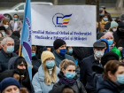 Протест у парламента – учителя требуют выплаты годовых премий