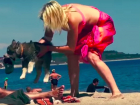Блондинка с ворующим тапки на одесском пляже щенком хаски стали звездами YouTube