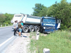 Потерявший колесо Mercedes врезался в грузовик на Балканском шоссе