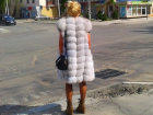 Девушка в меховой безрукавке рассмешила жителей Молдовы: "матрац летом в моде"