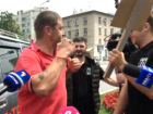 Избиение мужчины плакатом со Сталиным совершили унионисты на митинге у посольства России в Кишиневе