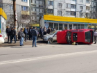Автомобиль перевернулся набок в тройном ДТП на Рышкановке