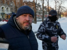 Разъяренные националисты устроили обвиняемому в убийстве журналиста "коридор позора"