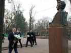 Игорь Додон у памятника Михаю Эминеску заявил о значимости его произведений