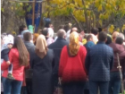 Жильцы дома в Кишиневе пожаловались на «самозахват» детской площадки под богослужения и отпевания усопших