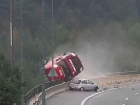 Момент, когда многотонный грузовик упал с моста в пропасть в Словении, попал на видео