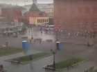"Убегающие" с Красной площади биотуалеты во время урагана сняли на видео 