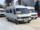  Мужчина отчаялся попасть в салон маршрутки и поехал, прицепившись к задней двери микроавтобуса 
