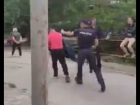 Полицейский применил слезоточивый газ для разгона уличных торговцев на «блошином рынке» в Кишиневе 