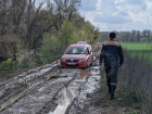 В Приднестровье таксист завяз в грязи и лужах