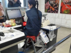 Сидящая на стремянке девушка-кассир в столичном супермаркете вызвала бурные споры в Сети  