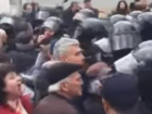 Полиция использовала слезоточивый газ против протестующих у суда Оргеева