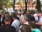 Украинские националисты забросали помидорами протестующих "агентов Кремля"