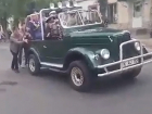 Парни дотолкали сломавшийся ретро-автомобиль с ветеранами на Марше памяти в Кишиневе 