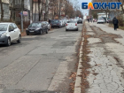 Им плевать на всех: как встали, так и паркуются - одна из многих улиц Кишинева