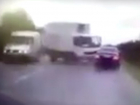 Момент страшного столкновения грузовика с автомобилем президента Молдовы попал на видео