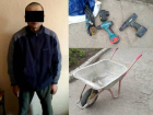 Полиция поймала воришку, который пробрался во двор и украл строительные инструменты
