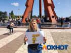 В Кишиневе активист протестовала с изображением пчелы Майя у Мемориала