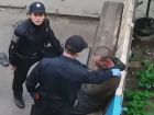 Давили пальцы берцами: издевательства украинских полицейских над мужчиной попали на видео 