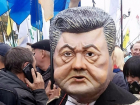На «Михомайдане» в центре Киева оседлавшего казака «Порошенко» с золотым батоном сняли на видео