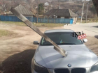 Кусок шифера, подхваченный ветром, пробил капот BMW в Оргееве