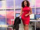 Дьявольски облегающее красное платье телеведущей стало предметом травли "безумной женщины"