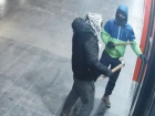 Молодые бандиты, совершившие дерзкую кражу платежного терминала из магазина, попали на видео