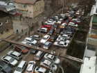 Паркующиеся у частной школы в Кишиневе автомобилисты превратили жизнь жителей соседних домов в ад