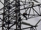 В Кодру 30-летний парень залез на высоковольтную опору ЛЭП и угрожал сброситься на землю