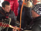 Живым концертом порадовали пассажиров столичного троллейбуса молодые музыканты и попали на видео