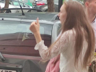 На парковке у Mall неадекватная девушка под воздействием наркотиков принялась громить машины
