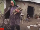 Трагические кадры! Пожилая женщина вынуждена разбирать забор, чтобы затопить печь и обогреть внуков