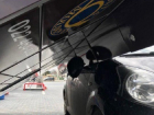 Упавший на припаркованный автомобиль в Кишиневе терминал «Почты Молдовы» сняли на видео