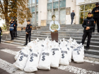 Андрей Спыну – мультимиллионер «хороших времен» – принес свои мешки с миллионами из офшоров к зданию правительства, в рамках флешмоба Партии «ШОР»
