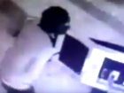 "Неуловимые" взломщики платежных терминалов в магазинах Кишинева попались на камеру видеонаблюдения