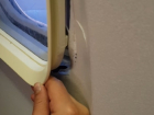 Жуткое видео: пассажир открыл иллюминатор самолета на высоте в несколько километров