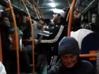 Исполняющий популярную российскую песню "гопник" в троллейбусе удивил жителей Кишинева