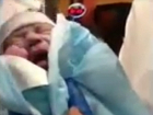 Женщина родила в магазине, младенца принял мясник: необычное видео
