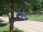 Возмутивший жителя столицы автомобиль на дорожках парка попал на видео