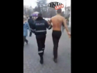 Неадекватный наркоман стал возмутителем спокойствия на одном из оживленнейших перекрестков Кишинева прямо с утра в час пик